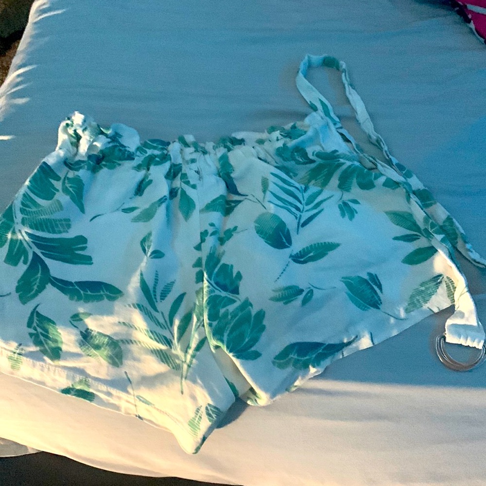 Super cute leave shorts!